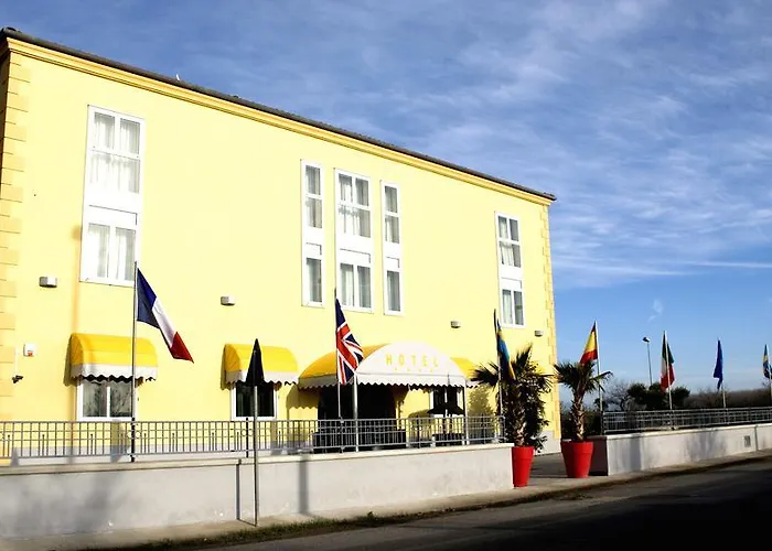 La Isla Отель Понтеканьяно